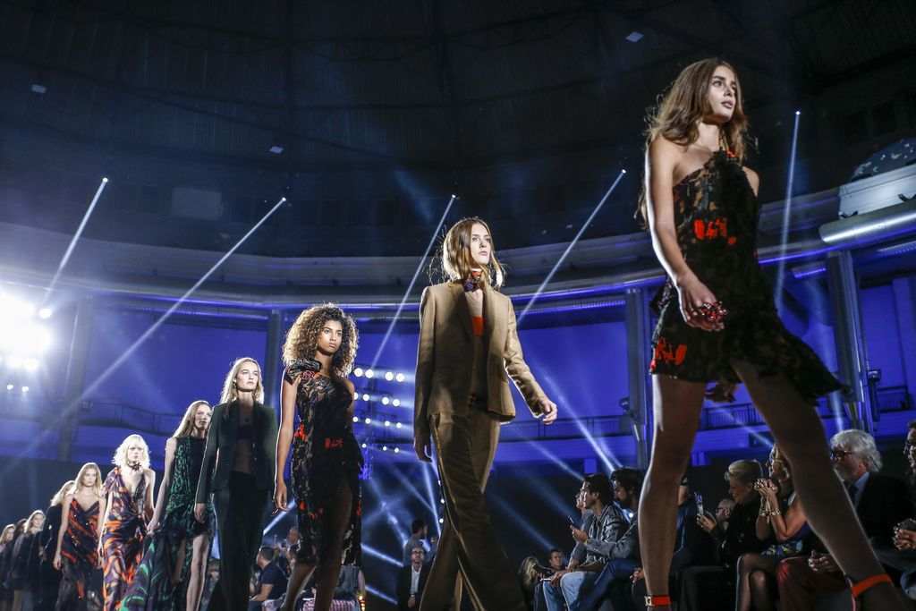 показ versace весна лето 2016