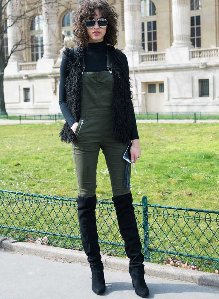 девушка в комбинезоне из денима