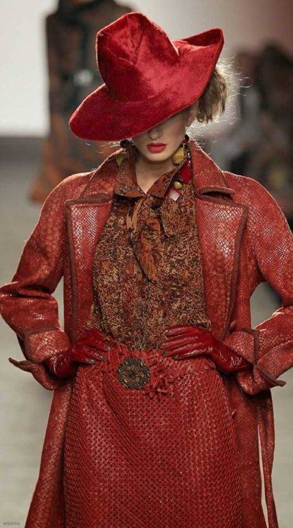 С чем носить широкополую красную шляпу женщине