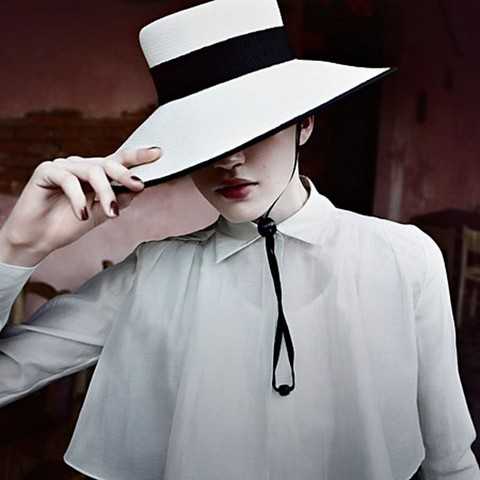 Как носить шляпу с широкими полями - черно-белый лук