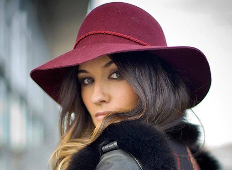 Как носить модную шляпу с широкими полями
