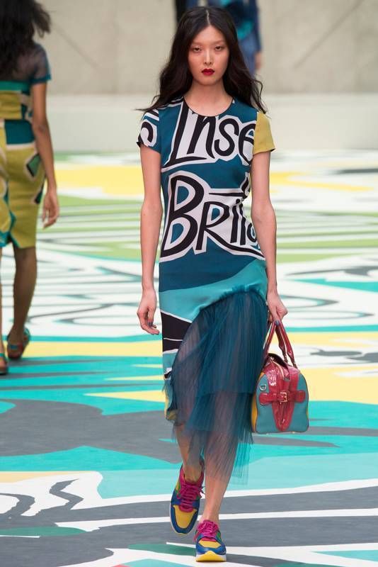 с какой сумкой носить платье в спортивном стиле