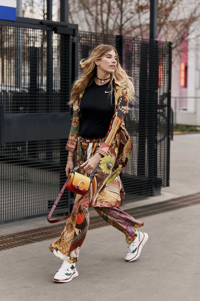 С чем носить женские белые кроссовки, сезон 2024