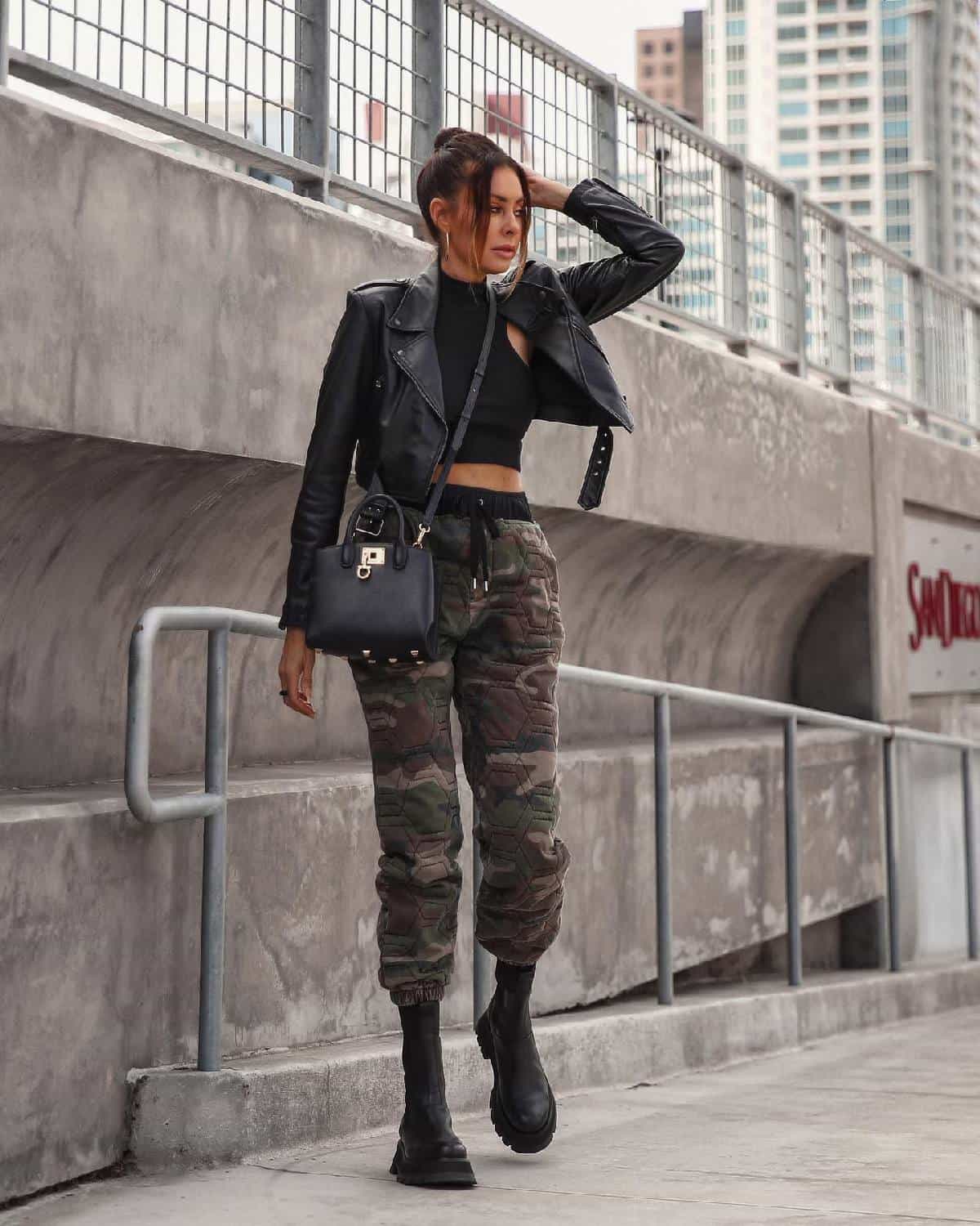 кроп-топ, кожаная косуха и брюки защитной расцветки