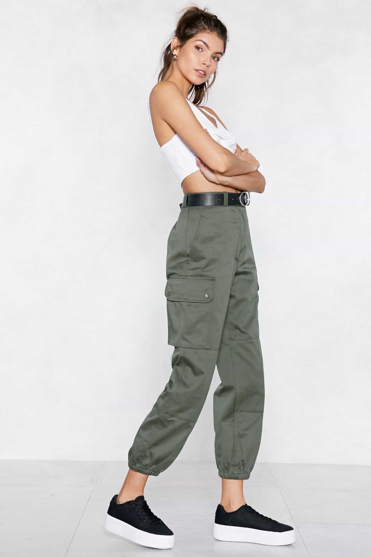 укороченный топ и брюки карго