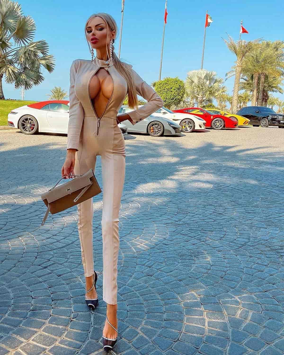 модель женского облегающего комбинезона в спорт-стиле