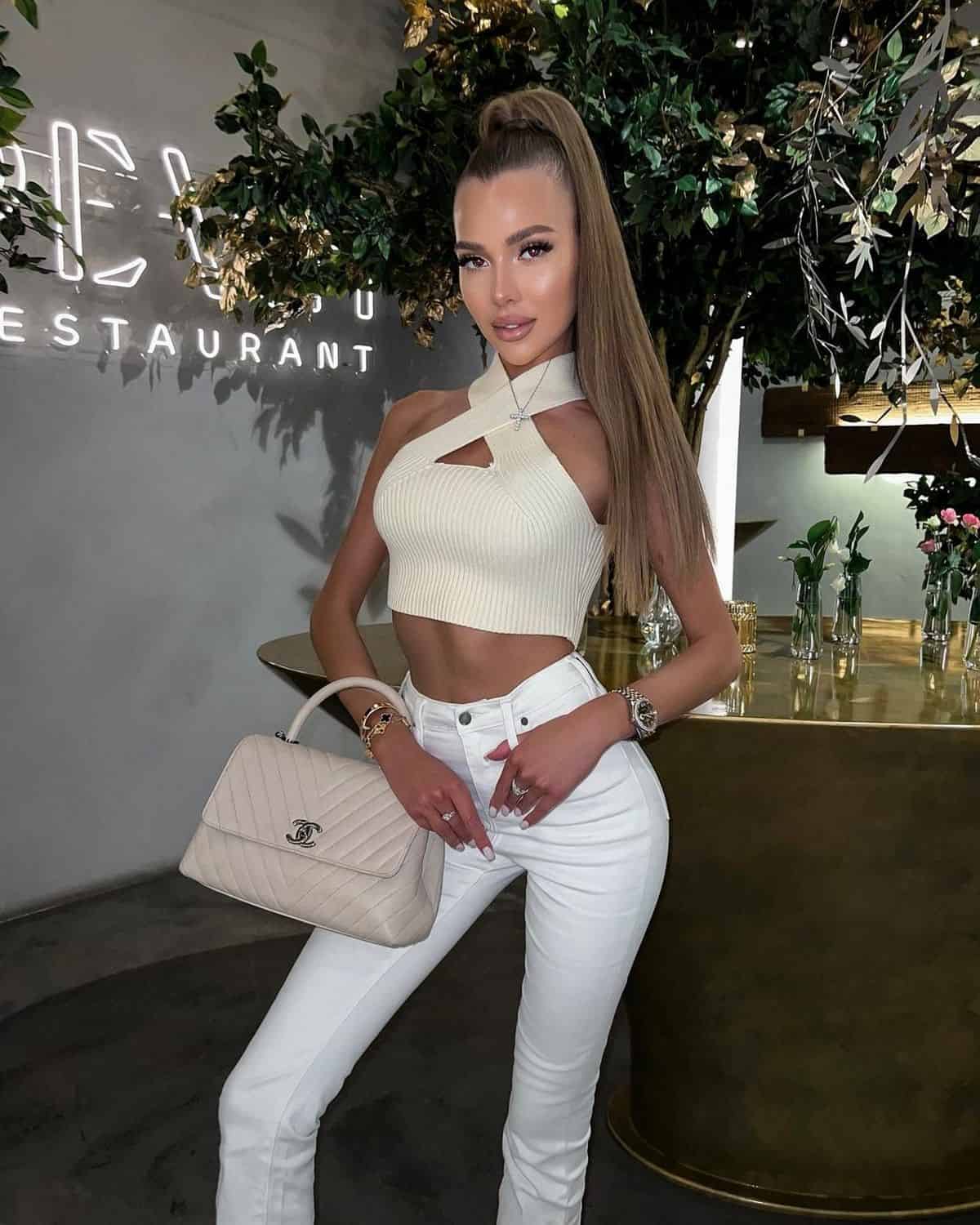 кроп-топ и узкие джинсы